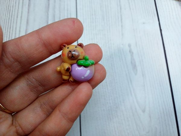 Серединка Капібара з ягідкою